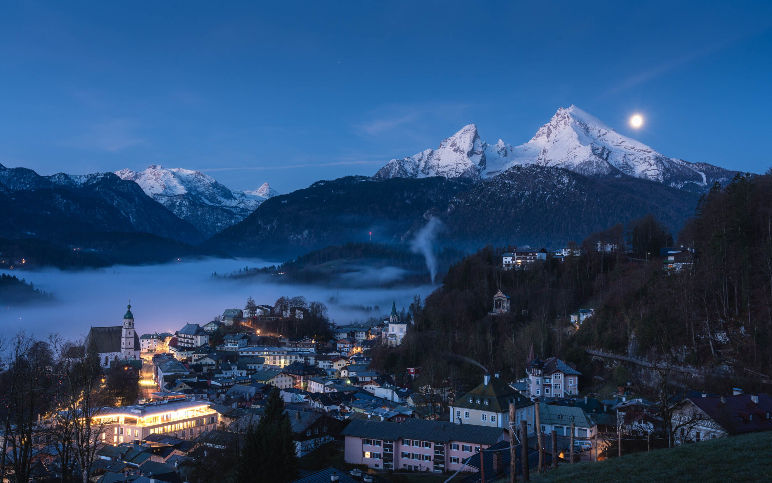 Landschaftsfotografie Berchtesgaden fotografieren: Berchtesgaden mit Nebel, Watzmann mit Gipfel in Schnee und Mond