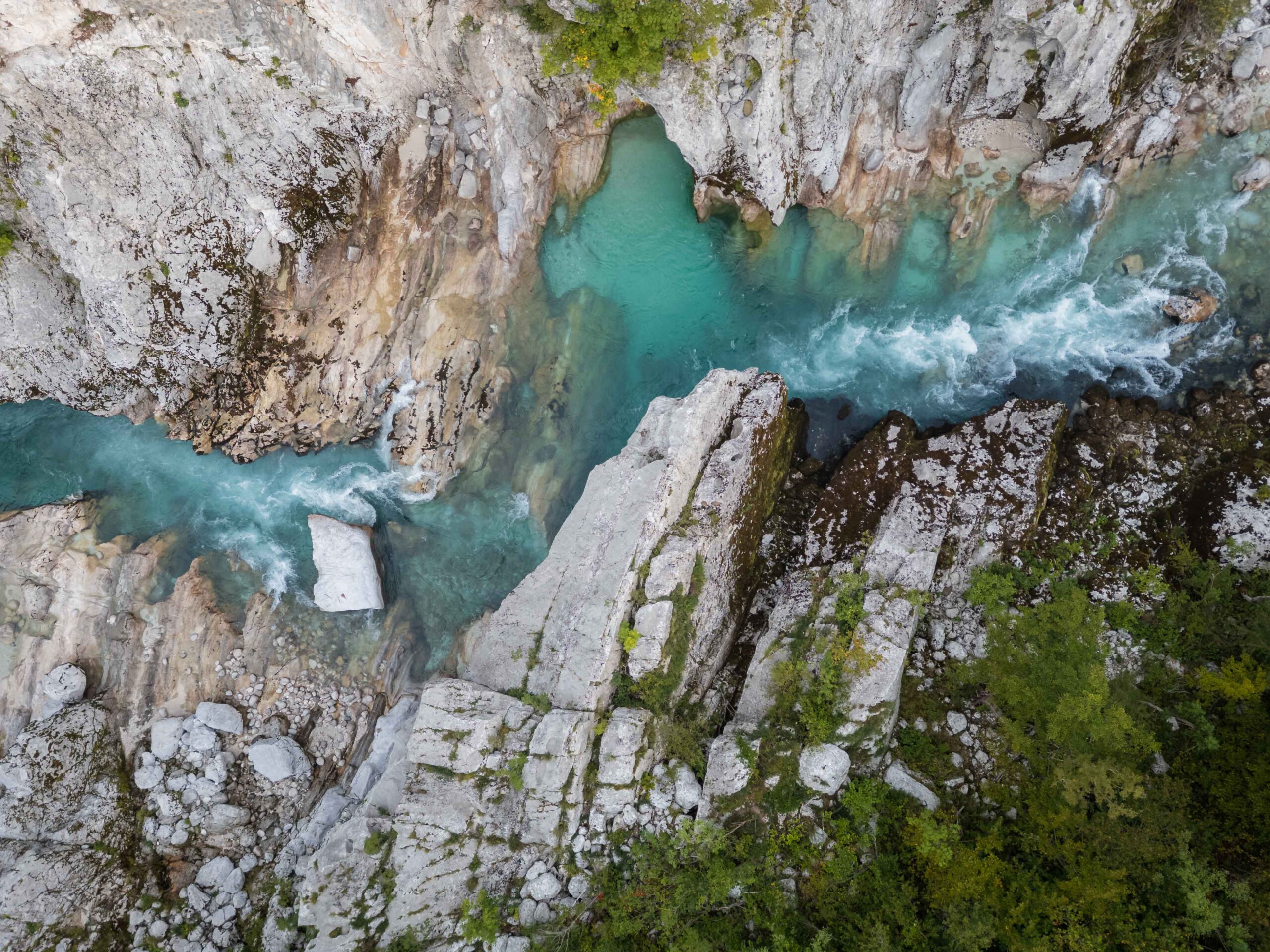 Soca Fluss smaragdgruenes Wasser Triglav Nationalpark Slowenien