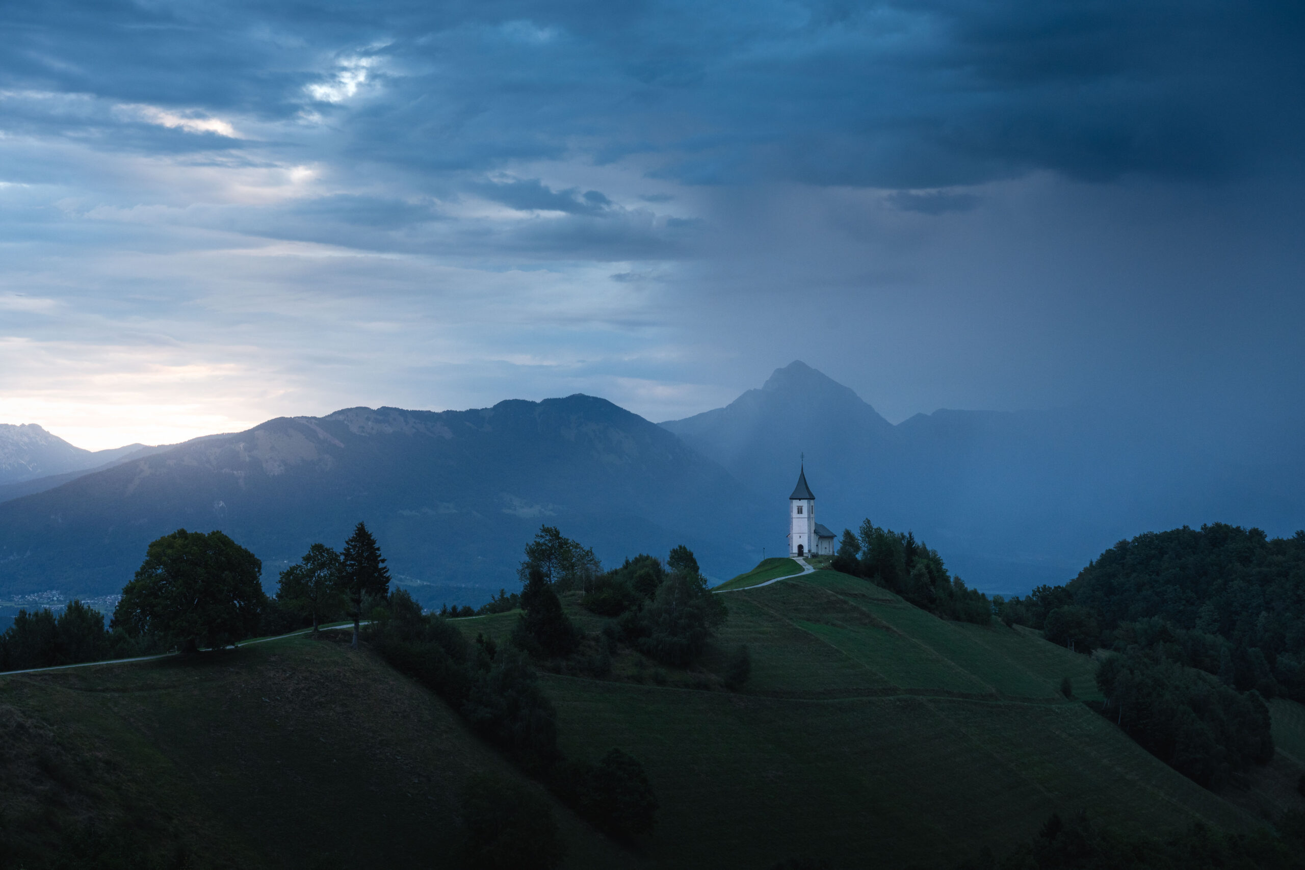 Kirche St Primus Jamnik Wetterwechsel Regenstimmung Slowenien
